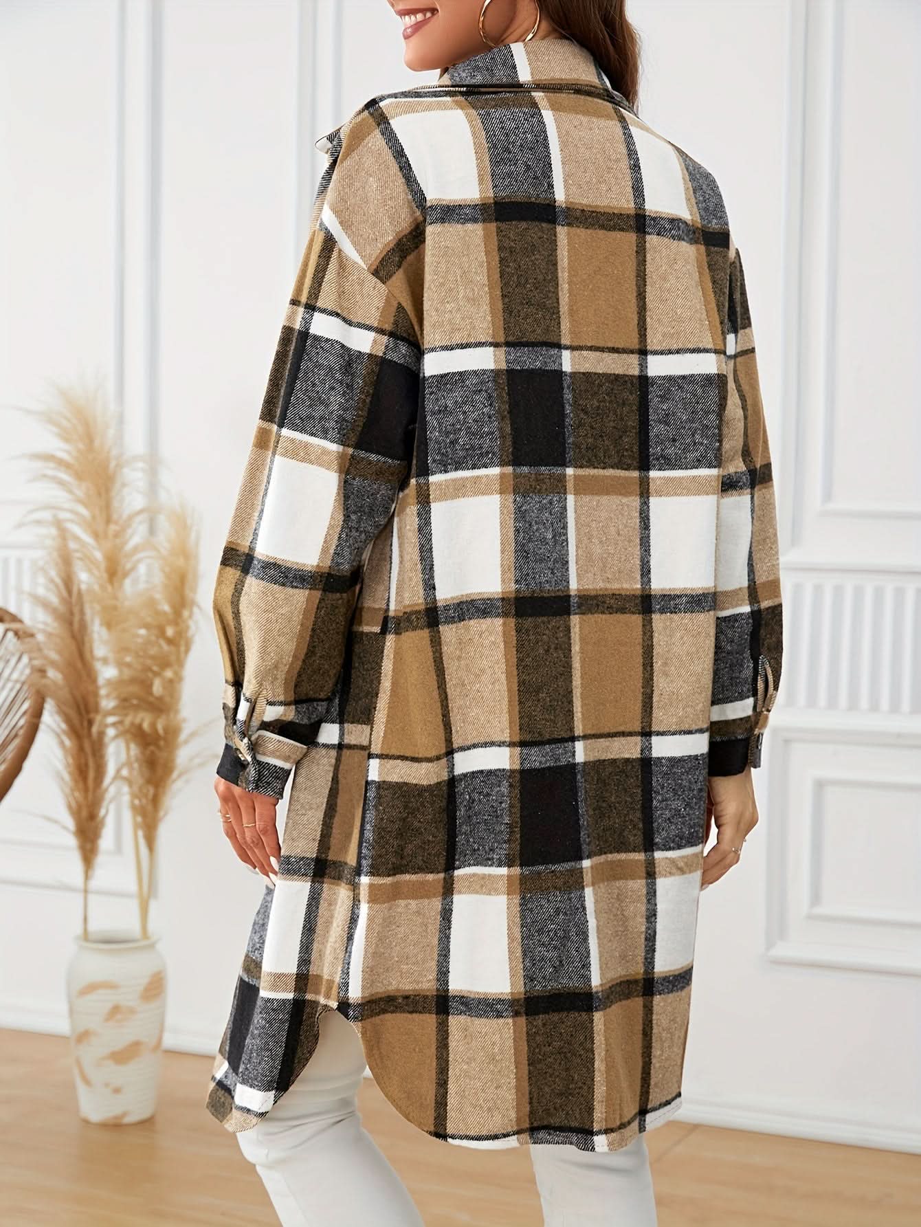 Linda | Manteau long douillet à carreaux boutonné sur le devant